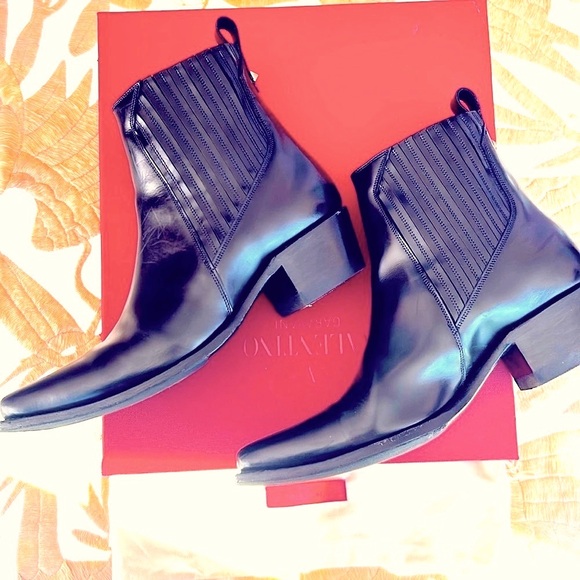 Valentino Garavani🖤VLogo Lockette Beatle Black Leather Boots🖤 - Picture 2 of 13